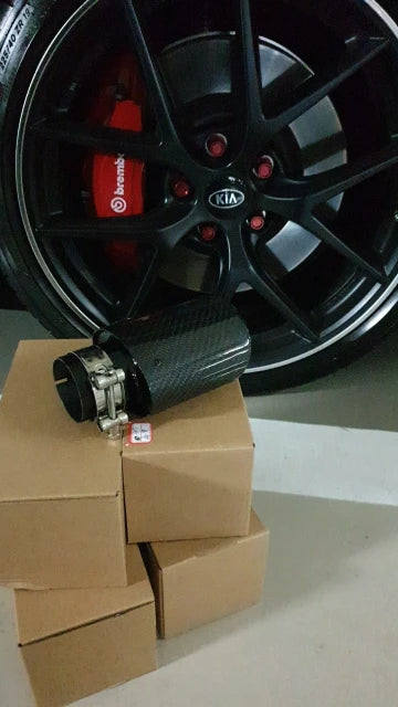 Embout d'Échappement Ovale Carbone Universel Incliné - packshot studio - Becquet Voiture