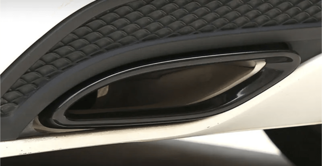 Embouts échappement noirs Mercedes CLA C117 AMG Line - vue de face - Becquet Voiture