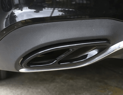 Embouts échappement noirs Mercedes CLA C117 AMG Line - vue de trois-quarts - Becquet Voiture
