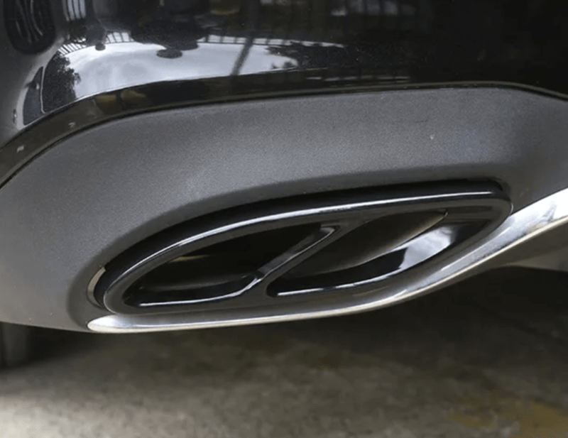 Embouts échappement noirs Mercedes CLA C117 AMG Line - vue de trois-quarts - Becquet Voiture