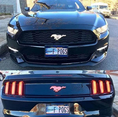 Enseigne Lumineuse Mustang Chrome LED Animé 3 Couleurs - vue de profil - Becquet Voiture