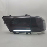 Ensemble de Feux Arrière LED Gauche et Droit pour Toyota Land Cruiser LC300 2021-2023 - vue de trois-quarts 2 - Becquet Voiture