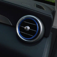 Entourages grilles climatisation Mercedes Classe C W205 - Rouge Bleu - détail du montage - Becquet Voiture
