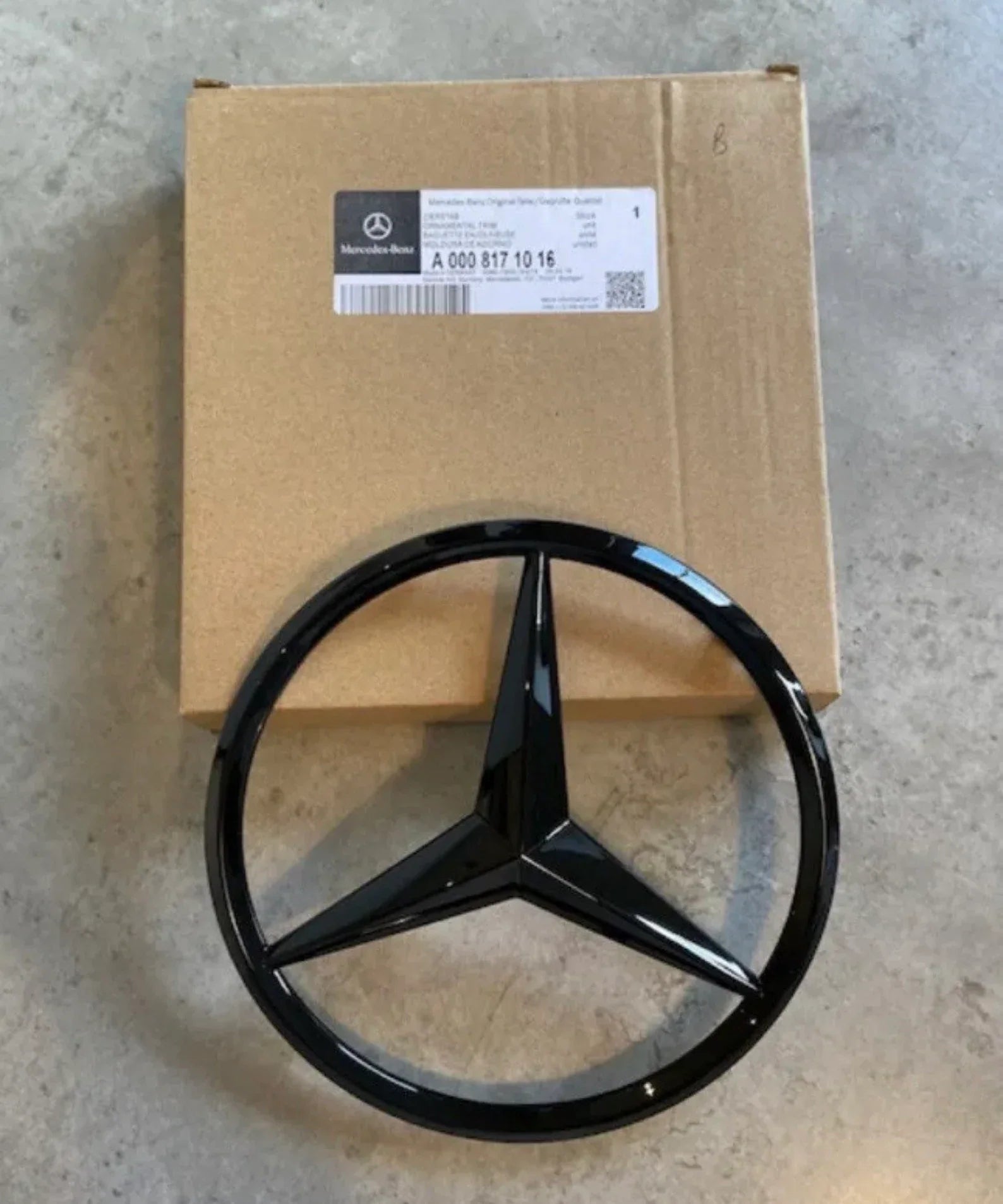 Etoile de Coffre Noir Brillant Mercedes Classe A W177 (18-22) - vue de face - Becquet Voiture