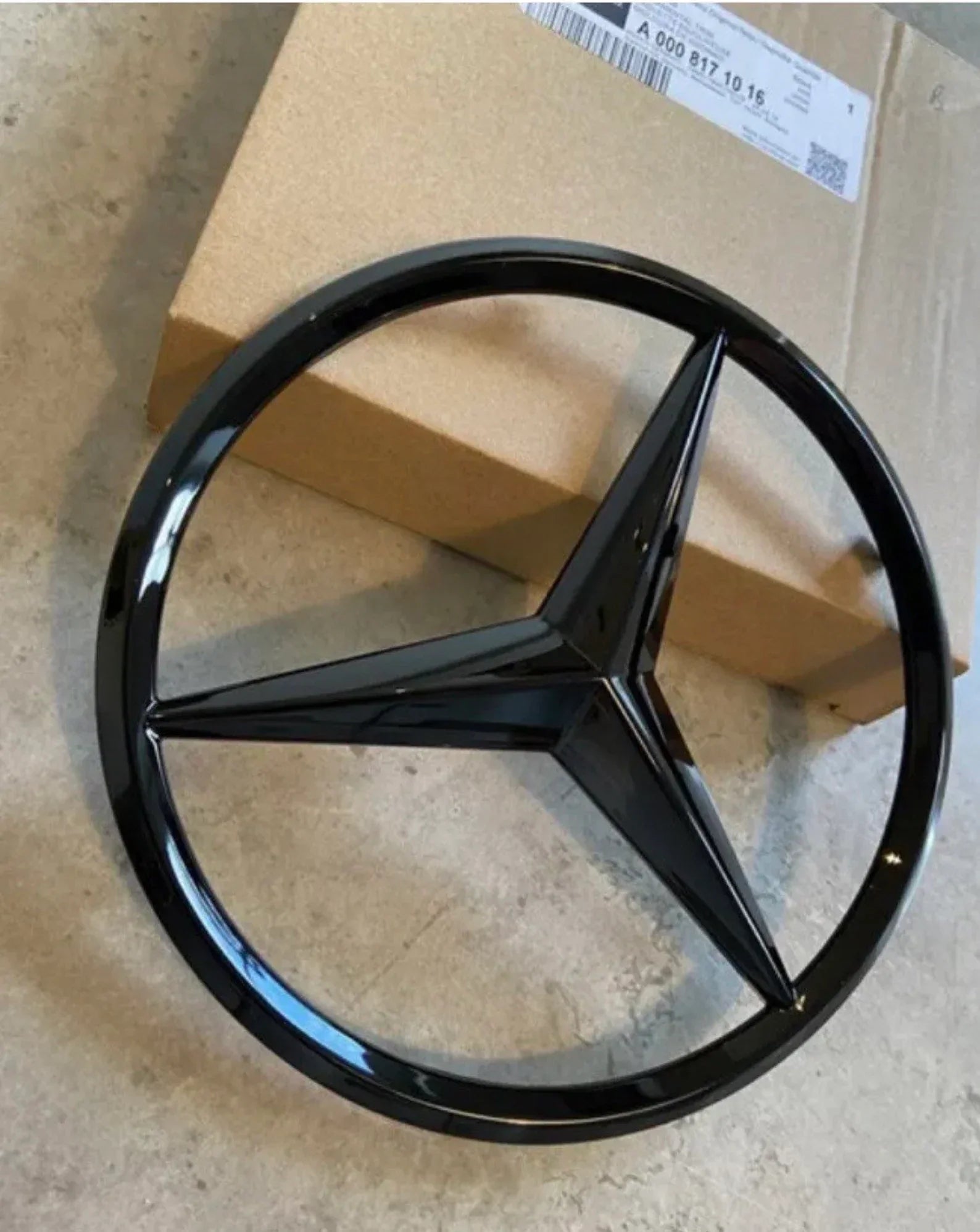 Etoile Mercedes Coffre Noir Brillant Classe A W176 - vue de face - Becquet Voiture