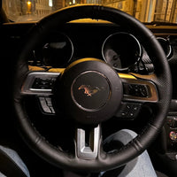 Extension palette au volant Ford Mustang - vue de profil - Becquet Voiture