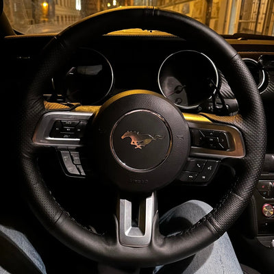 Extension palette au volant Ford Mustang - vue de profil - Becquet Voiture