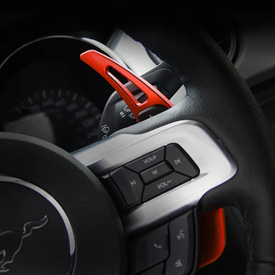 Extension palette au volant Ford Mustang - vue de trois-quarts - Becquet Voiture