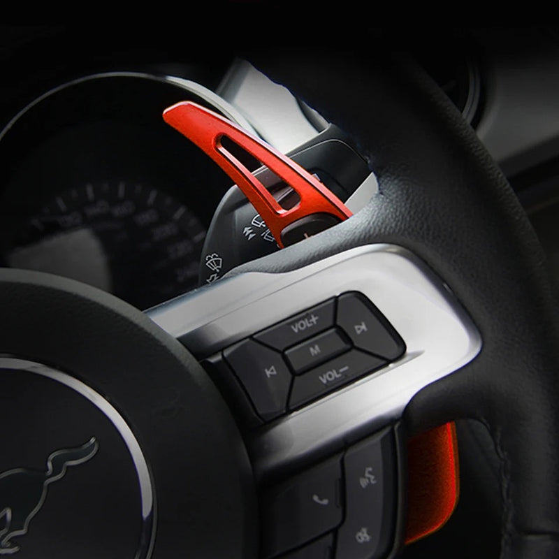 Extension palette au volant Ford Mustang - vue de trois-quarts - Becquet Voiture