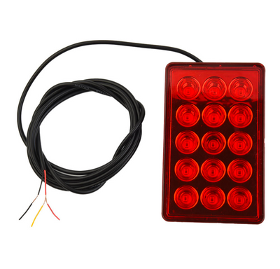 Feu arrière F1 LED universel - vue de trois-quarts - Becquet Voiture