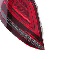 Feu arrière gauche à LED pour Mercedes-Benz W205 C43 AMG 4Matic restylée (2019-2021) - Références : 2059067103 et 2059067203 - vue de profil 2 - Becquet Voiture