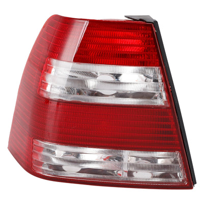 Feu Arrière Gauche VW Bora Jetta MK4 Berline 1J5945095AA - vue de trois-quarts - Becquet Voiture