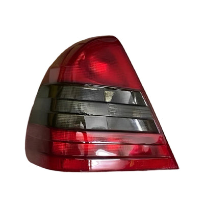 Feu Arrière Mercedes Classe C W202 1994-2004 Sans Ampoule - installé sur véhicule - Becquet Voiture