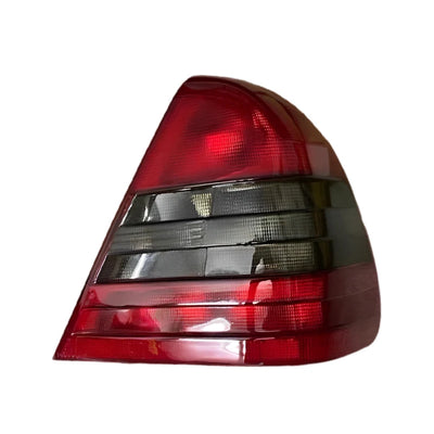 Feu Arrière Mercedes Classe C W202 1994-2004 Sans Ampoule - packshot studio - Becquet Voiture