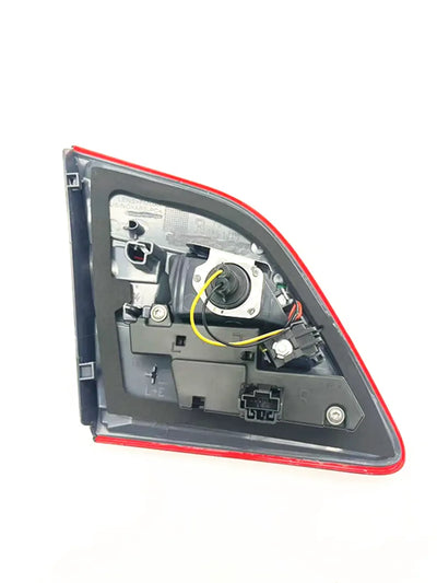 Feu Arrière Mercedes ML W166 OEM A1669068701 - vue de trois-quarts - Becquet Voiture