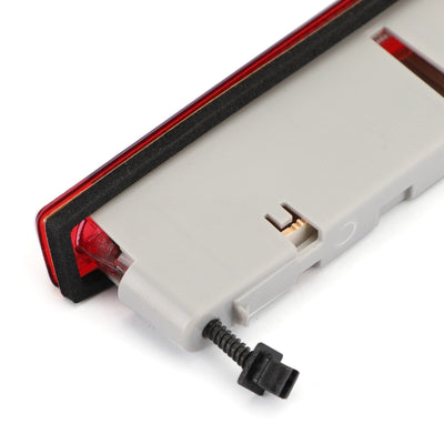 Feu Stop Central Haut Niveau Pour Audi A6 Allroad Quattro 4B9945097A Rouge - détail du montage - Becquet Voiture