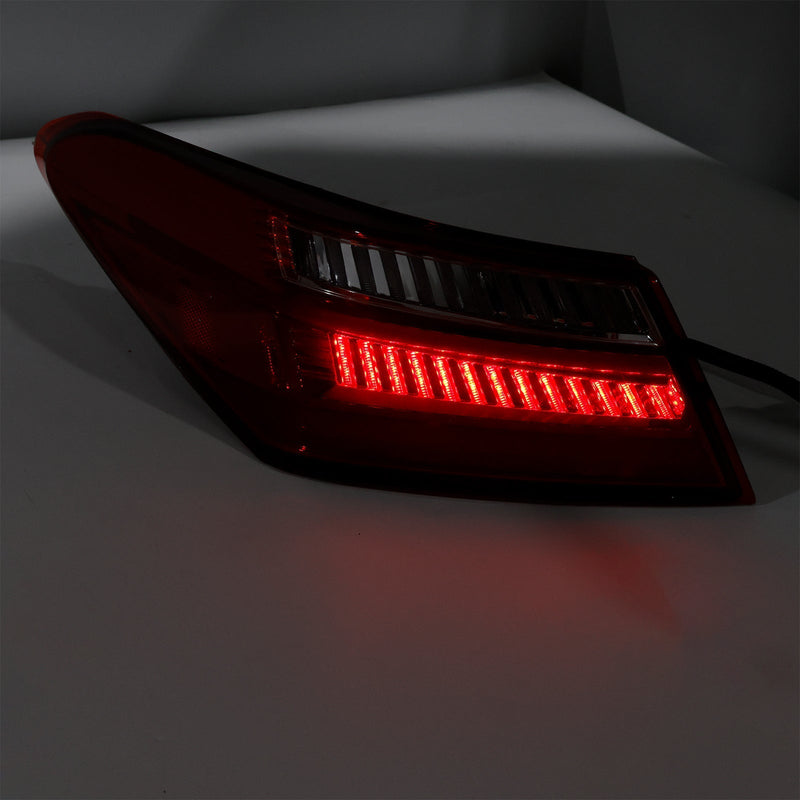 Feux arrière à LED rouges Toyota Camry Berline 2016-2021 - vue rapprochée - Becquet Voiture