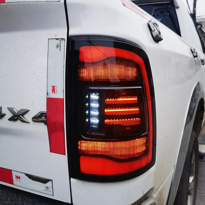 Feux Arrière LED Dodge RAM 1500 2500 2009-2018 - vue de trois-quarts - Becquet Voiture