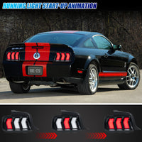 Feux Arrière LED Ford Mustang S197 2005-2009 - vue de trois-quarts - Becquet Voiture