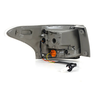 Feux Arrière LED Mitsubishi Outlander 2014-2015 - vue de trois-quarts - Becquet Voiture