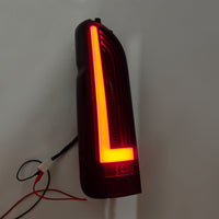 Feux Arrière LED Toyota Hiace 2005-2018 Paire - détail du montage - Becquet Voiture