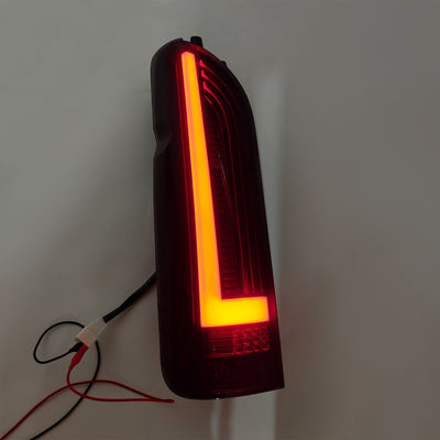 Feux Arrière LED Toyota Hiace 2005-2018 Paire - détail du montage - Becquet Voiture