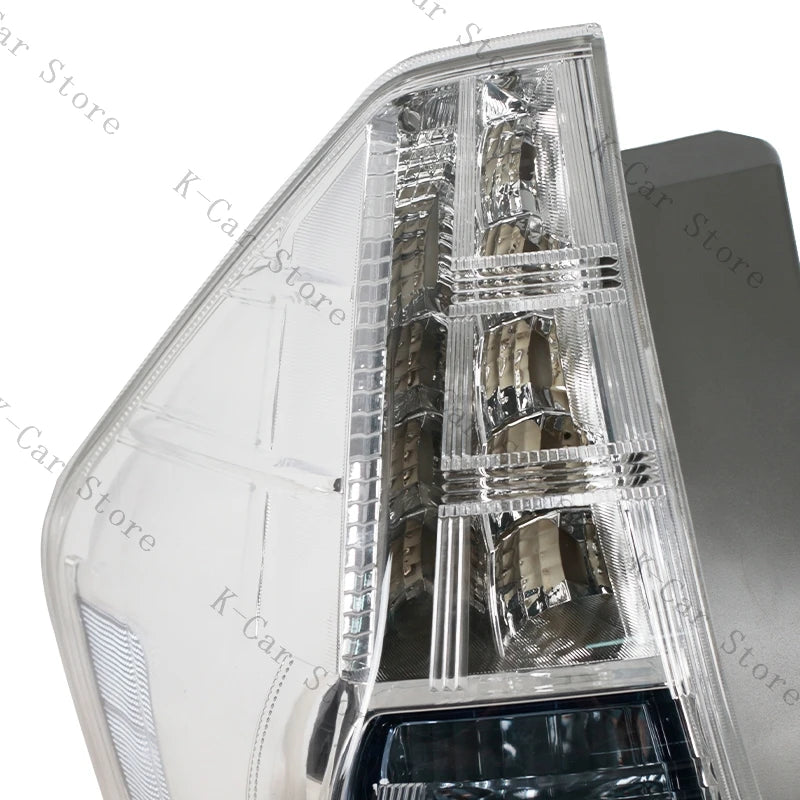 Feux Arrière LED Toyota Prius Alpha 2012-2014 - vue de trois-quarts - Becquet Voiture