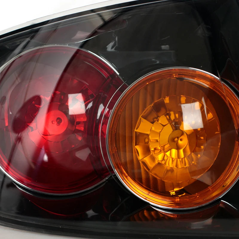 Feux Arrière Mazda 3 Berline 2004-2010 - vue de trois-quarts - Becquet Voiture