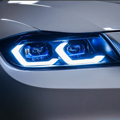 Feux Avant LED BMW E90 2005-2012 - vue de trois-quarts - Becquet Voiture
