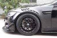 Garde-Boue Avant Carbone BMW M3 E92 E93 Style RS - vue de trois-quarts - Becquet Voiture