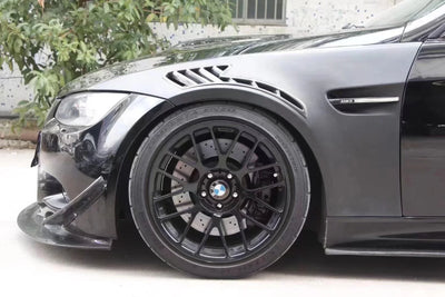 Garde-Boue Avant Carbone BMW M3 E92 E93 Style RS - vue de trois-quarts - Becquet Voiture