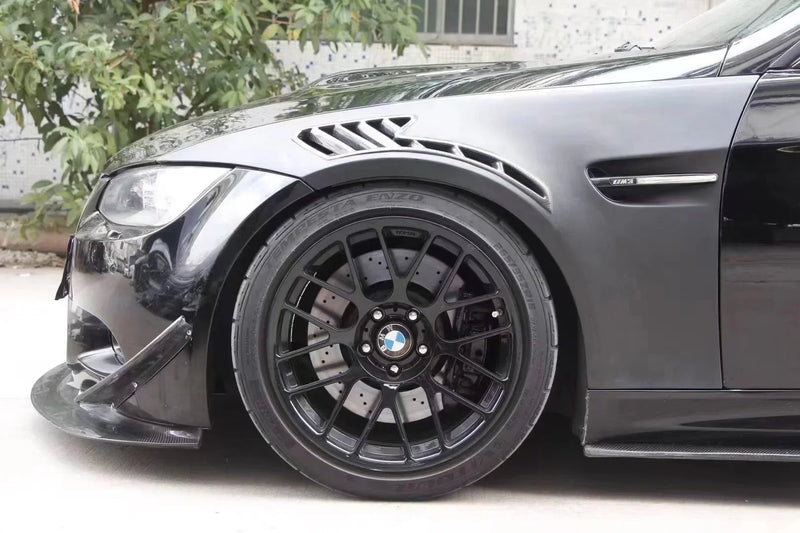 Garde-Boue Avant Carbone BMW M3 E92 E93 Style RS - vue de trois-quarts - Becquet Voiture