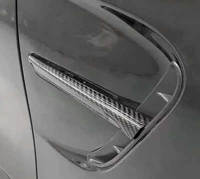 Garniture Aile Fibre Carbone BMW F80 F82 F83 - vue de trois-quarts - Becquet Voiture