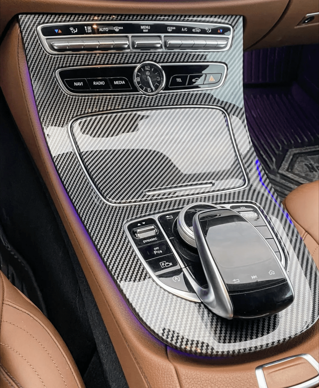 Garniture console centrale carbone Mercedes Classe E W213 - vue de face - Becquet Voiture