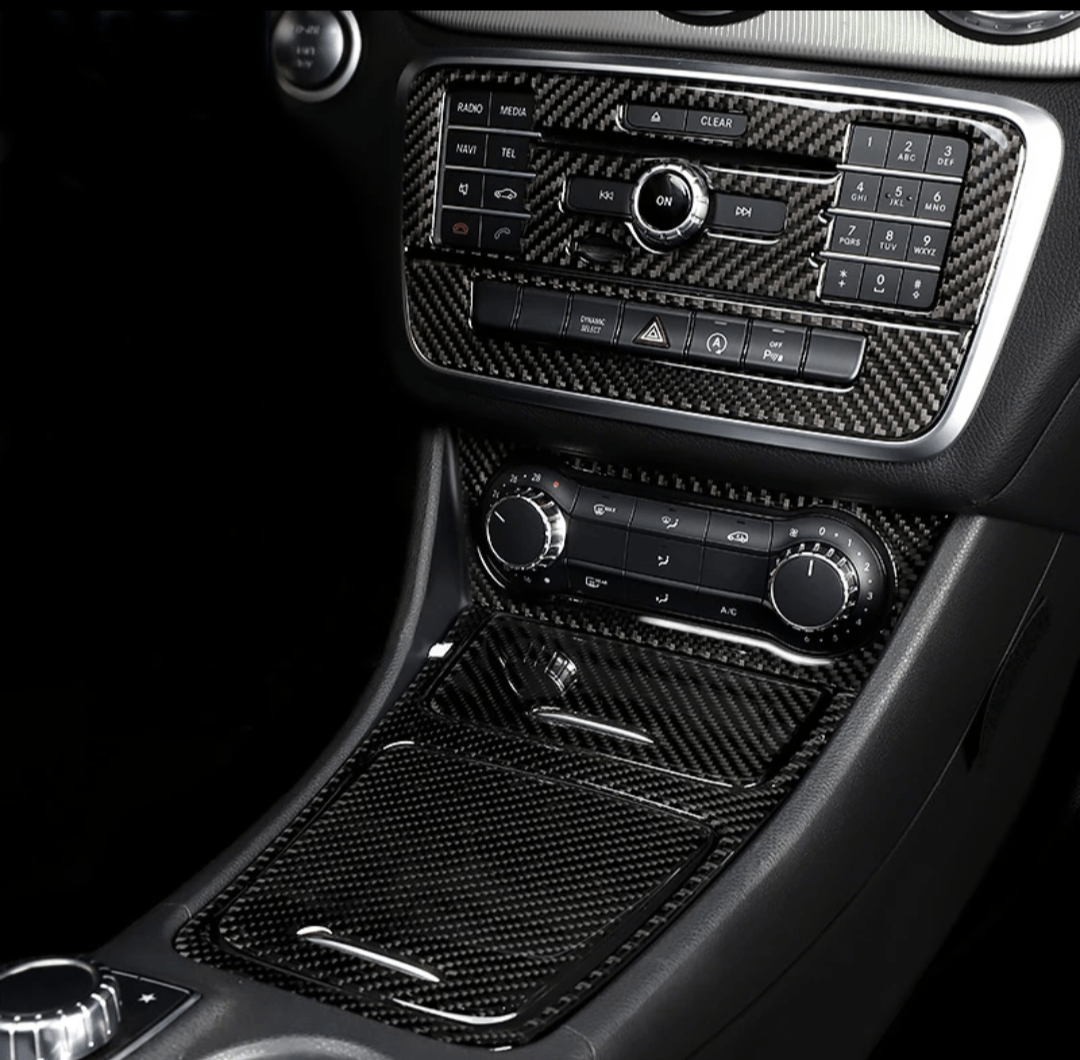 Garniture Console Centrale Carbone Replica Mercedes Classe A W176 - vue de face - Becquet Voiture