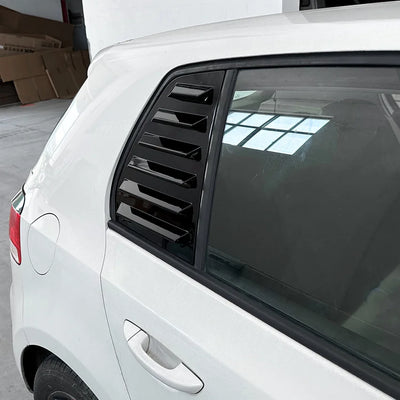 Garniture Lunette VW Golf 5 6 7 MK5 MK6 MK7 MK7.5 - vue de trois-quarts - Becquet Voiture