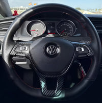 Carbon-Dekorblenden für das Armaturenbrett des Volkswagen Golf 7, 2012–2021 - Dreiviertelansicht - Becquet Voiture