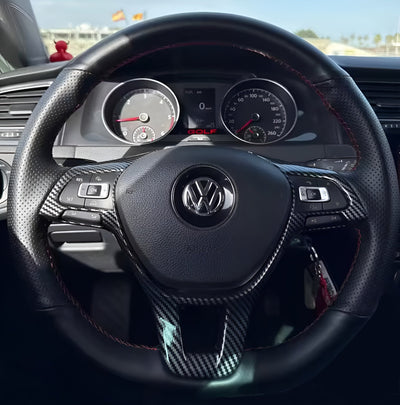 Garniture tableau de bord carbone Volkswagen Golf 7 inserts 2012-2021 - vue de trois-quarts - Becquet Voiture