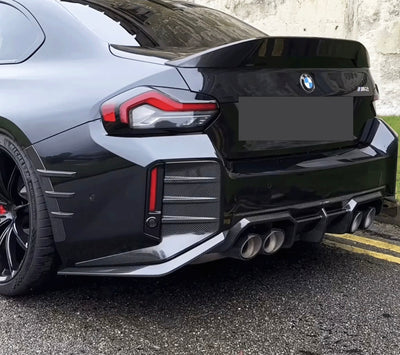 Garnitures Garde-Boue Arrière Fibre Carbone BMW G87 M2 - vue de trois-quarts - Becquet Voiture