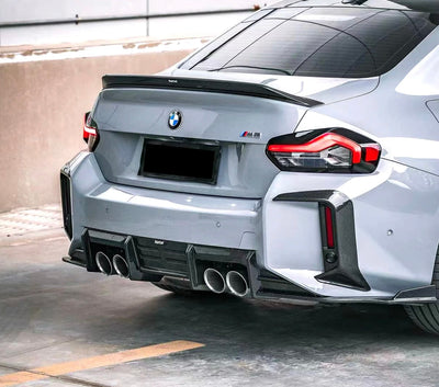 Garnitures Pare-Chocs Arrière Fibre Carbone BMW G87 M2 - vue de trois-quarts - Becquet Voiture