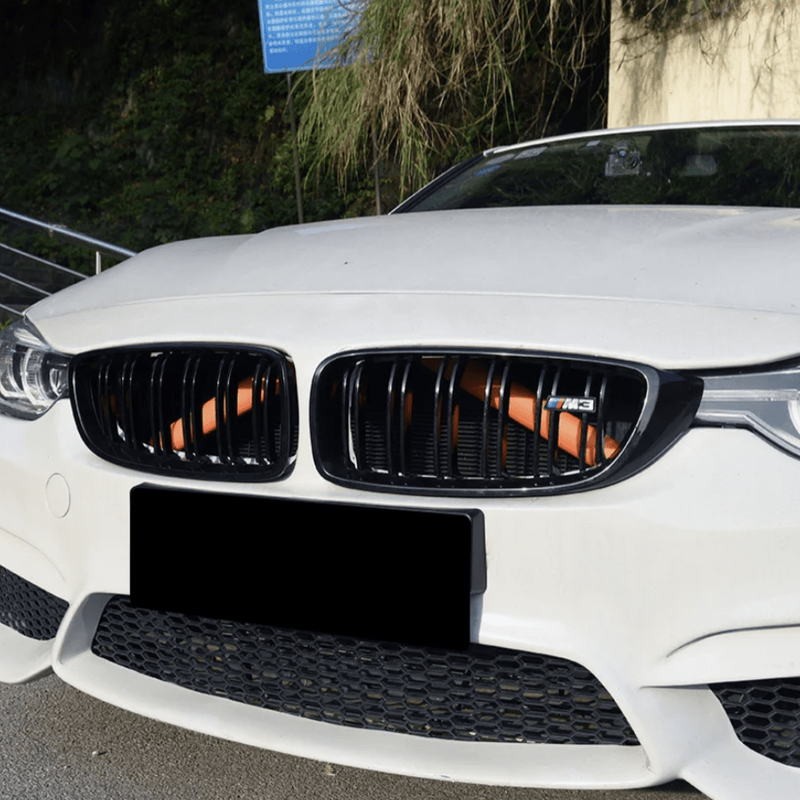 V-Brace-Verkleidungen für BMW-Kühlergrill, farbige Streben - Vorderansicht 2 - Becquet Voiture