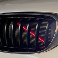V-Brace-Verkleidungen für BMW-Kühlergrill, farbige Streben - Vorderansicht - Becquet Voiture