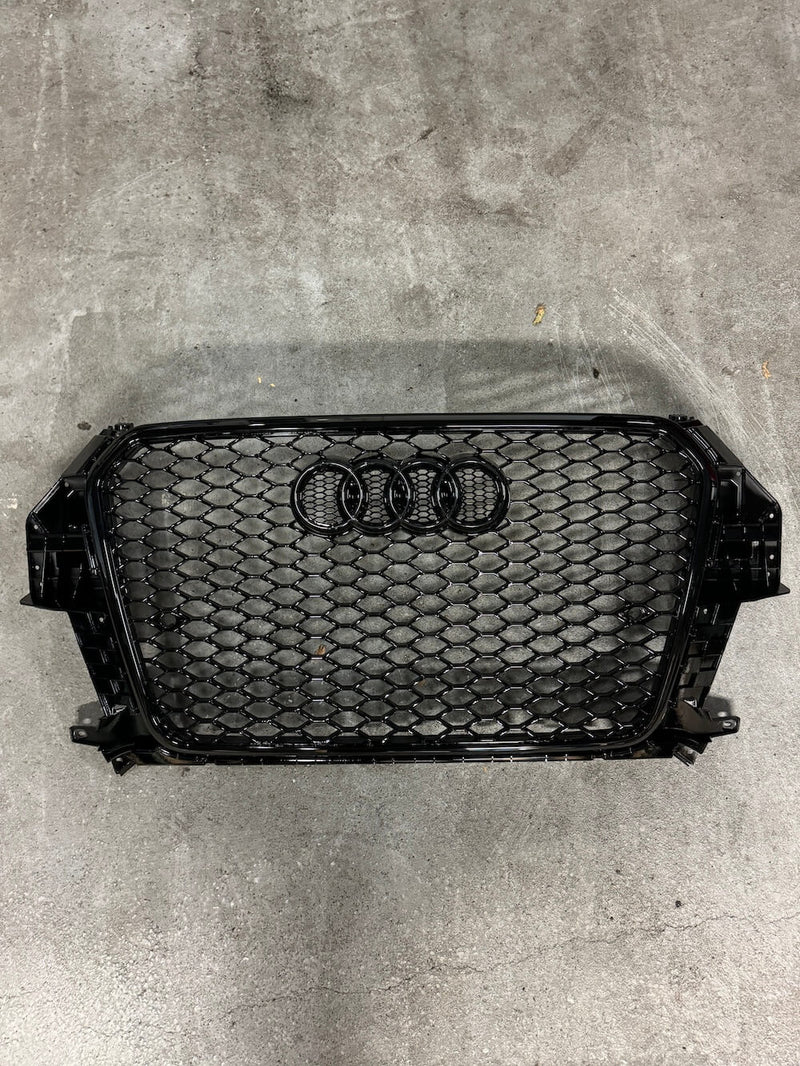 Gloss Black RSQ3-Style Grille for 2011–2015 Audi Q3 - studio packshot - Becquet Voiture