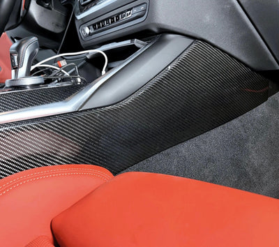 Housse Console Centrale Fibre Carbone BMW G80 G82 G87 - vue de trois-quarts - Becquet Voiture
