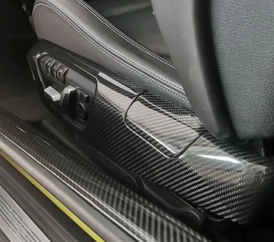 Housse Siège Latérale Carbone BMW M3 M4 F80 F82 - vue de trois-quarts - Becquet Voiture