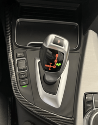 Insert carbone levier BMW Série 2 F22 - vue de face - Becquet Voiture