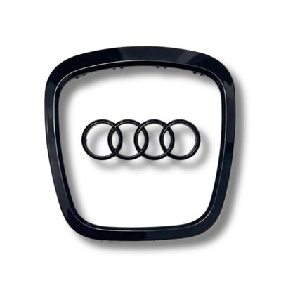Insert Cerclage et Logo Volant Audi Noir Chrome - vue de trois-quarts - Becquet Voiture
