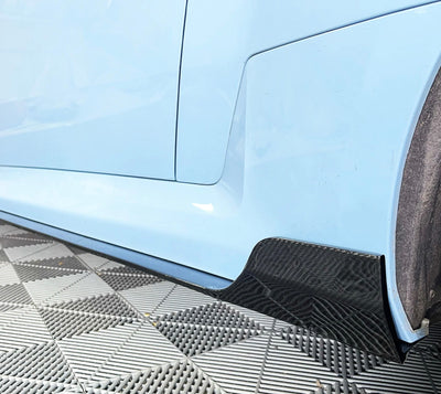 Jupes Latérales Style A Fibre Carbone BMW G87 M2 - vue de trois-quarts - Becquet Voiture