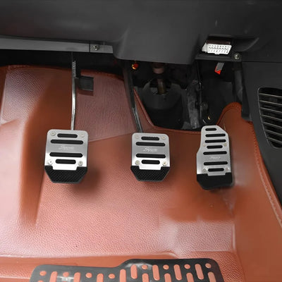 Kit Pédales Sport Universelles Aluminium Boîte Manuelle - installé sur véhicule - Becquet Voiture
