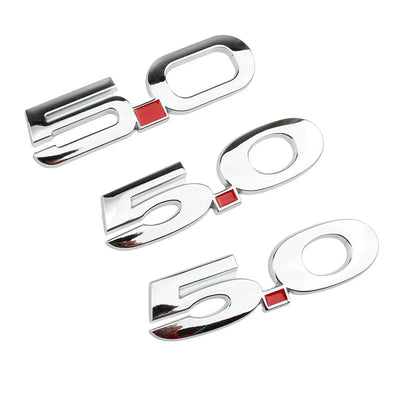 Logo 5.0 Ford Mustang GT Noir Rouge Chrome - détail du montage - Becquet Voiture